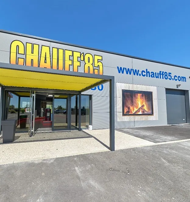Devanture de magasin CHAUFF85 avec auvent jaune, site web, et foyer à Sainte Gemme la Plaine près de Luçon en Vendée 85