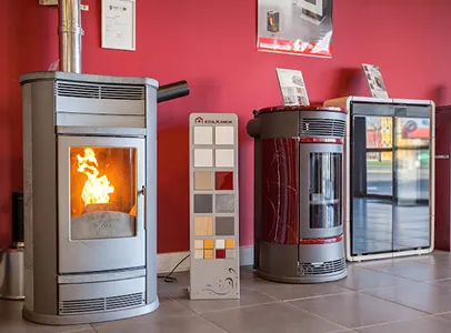 Poêles à granulés modernes dans un showroom, l'un allumé à Sainte Gemme la Plaine près de Luçon en Vendée 85