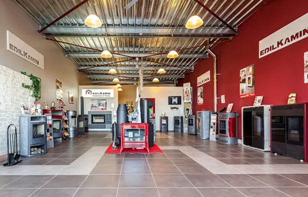 Showroom Edilkamin avec divers poêles et cheminées dans un espace lumineux et moderne à Sainte Gemme la Plaine près de Luçon en Vendée 85