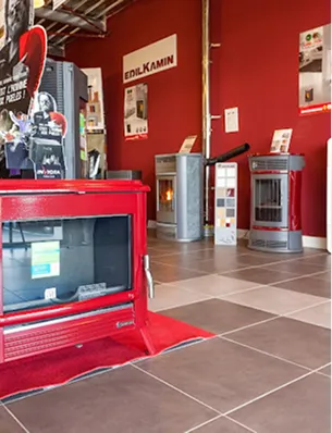 Showroom Edilkamin avec poêles à bois et à granulés rouges et gris à Sainte Gemme la Plaine près de Luçon en Vendée 85