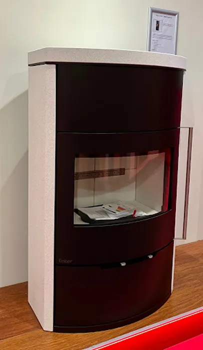 Un poêle à bois moderne, noir et blanc, exposé sur un plancher en bois à Sainte Gemme la Plaine près de Luçon en Vendée 85